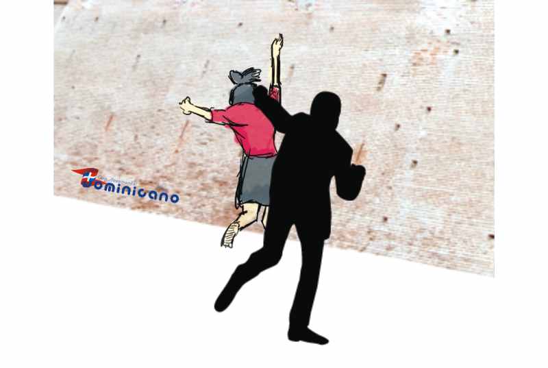 Banquera Golpea a Joven de 16 años Contra la Pared